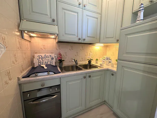 Cucina in stile provenzale con forno e decorazione "Relax Beach"