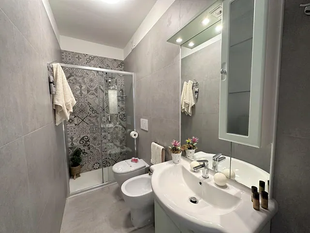 Bagno ristrutturato con box doccia e mobile bianco