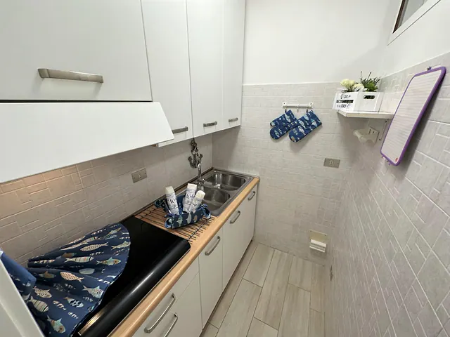 Cucinino con piano cottura e decorazioni marine