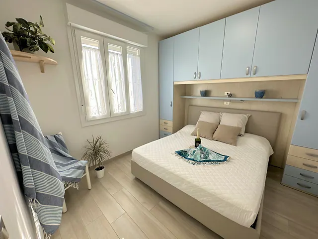 Camera matrimoniale con armadio a ponte azzurro