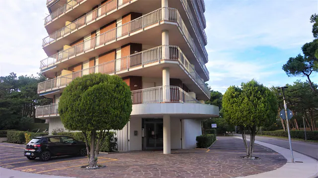 Condominio Aquilone, edificio a più piani tra i pini di Lignano Pineta