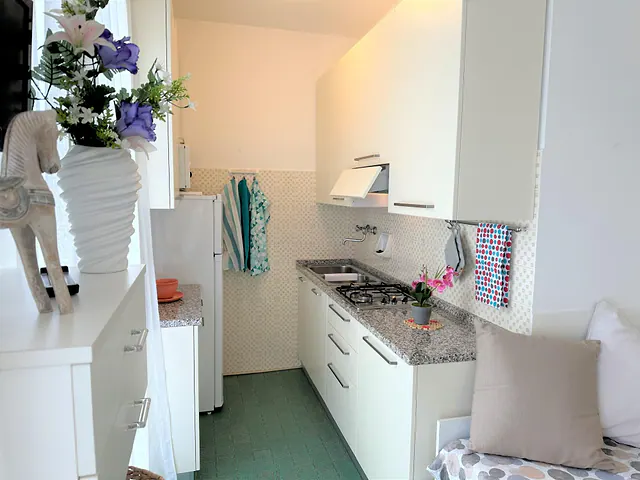 Angolo cottura bianco con piano cottura e decorazioni