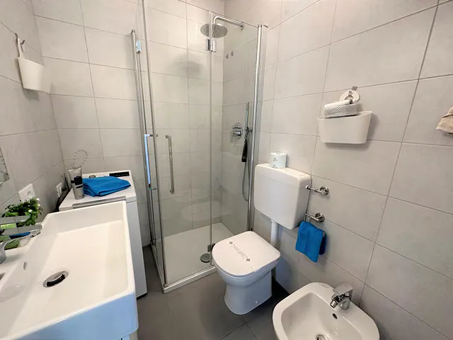 Bagno moderno con box doccia e sanitari sospesi