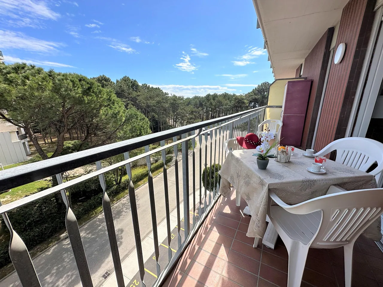 Balcone con tavolo apparecchiato affacciato sulla pineta