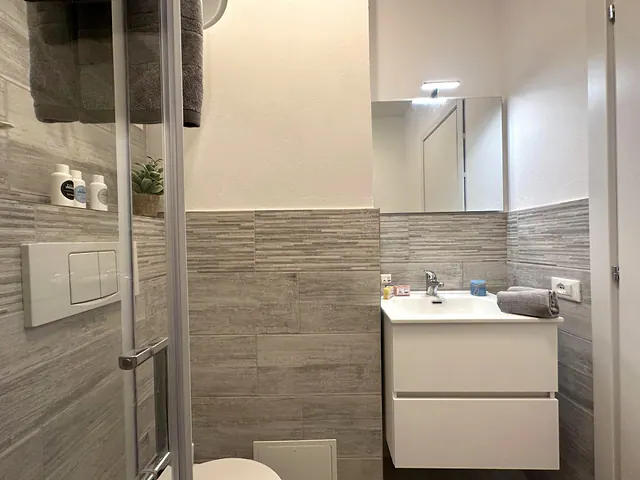 Bagno ristrutturato con mobile sospeso e doccia