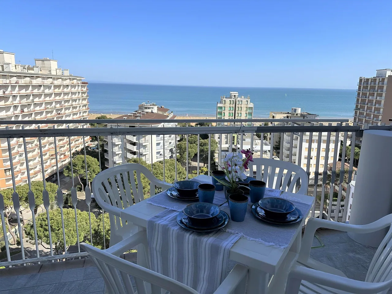 Terrazzo al decimo piano con tavolo e panorama sul mare di Sabbiadoro