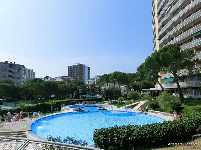 Piscine del complesso tra prato e palazzi di Sabbiadoro