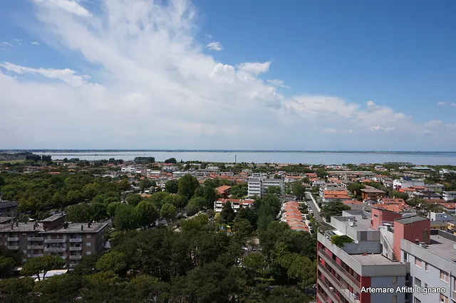 Panorama dall'alto su Lignano Sabbiadoro verso l'acqua