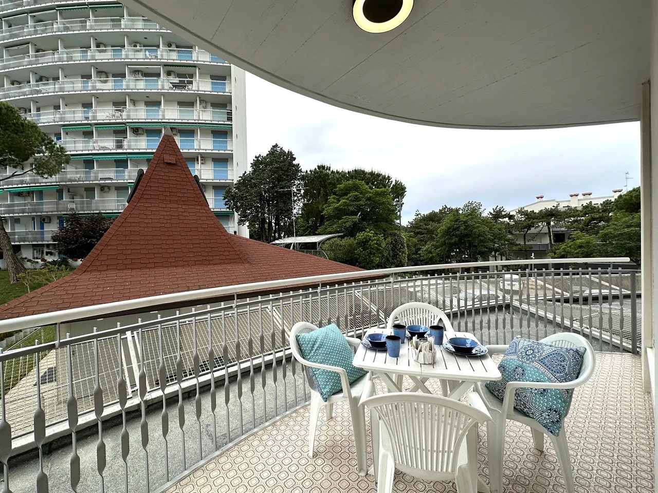 Terrazzo con tavolo apparecchiato e vista sul complesso