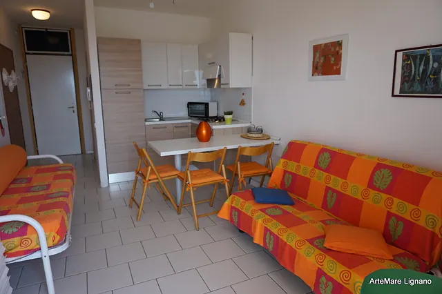 Monolocale con divani letto colorati e tavolo