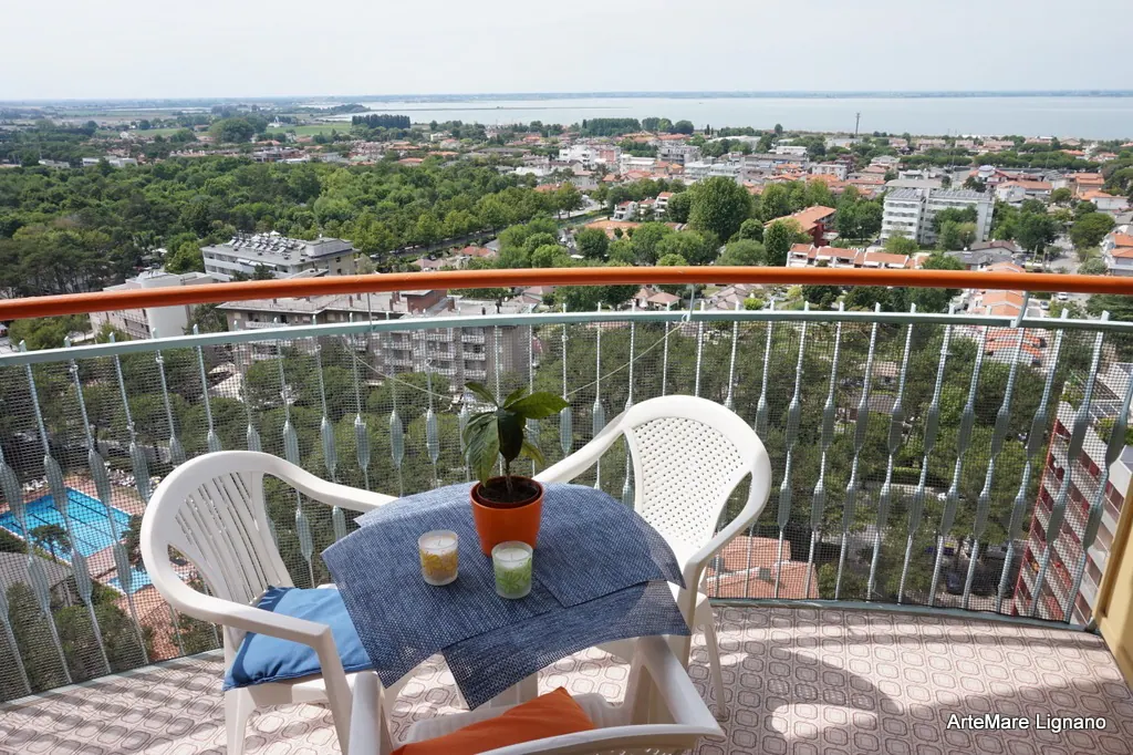 Balcone al 15° piano con tavolo e vista panoramica su Lignano
