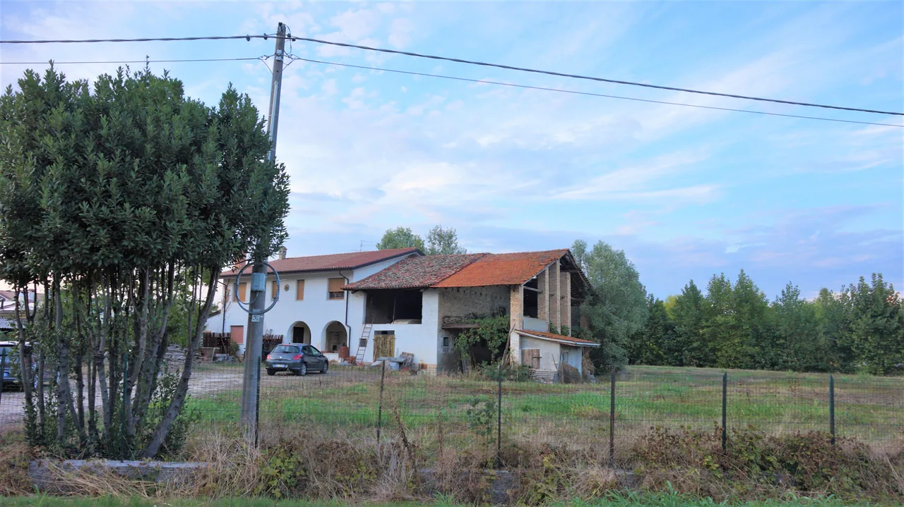 Casa rurale con annesso e ampio terreno nella campagna di Gruaro
