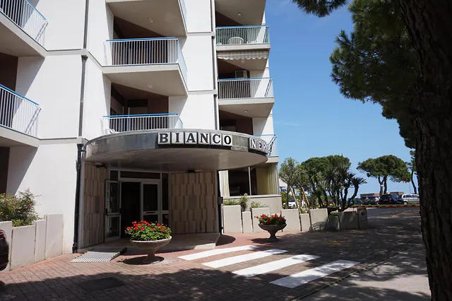 Ingresso del Residence Bianco con pensilina