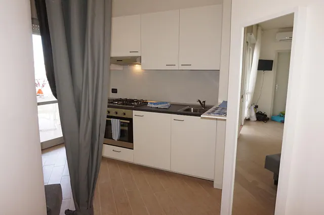 Cucina bianca con forno e piano a gas