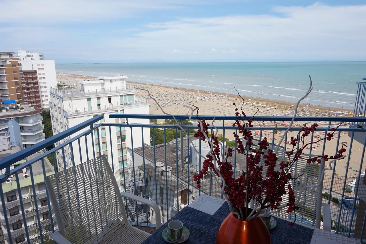 Terrazzo al dodicesimo piano con vista sulla spiaggia e sul mare