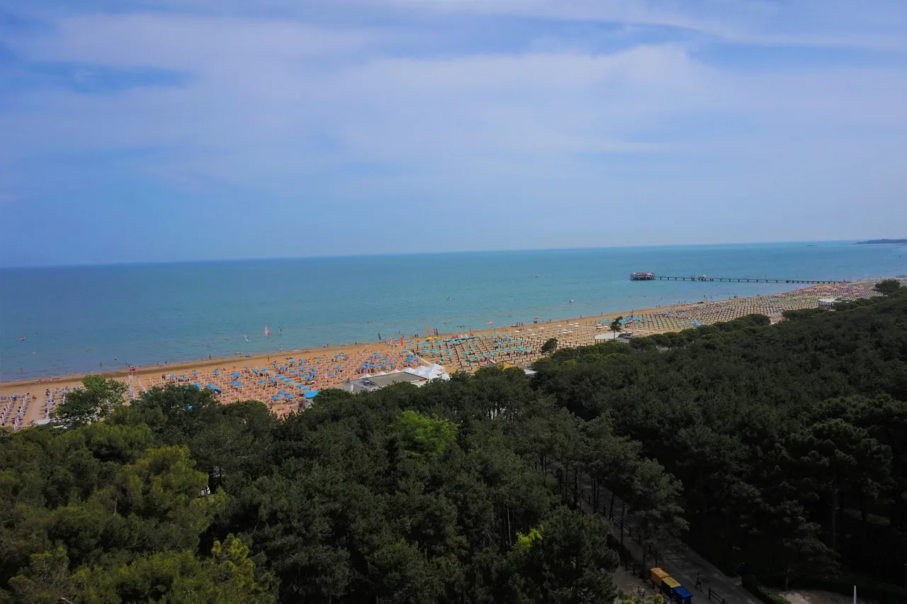 Spiaggia, mare e pontile visti dal decimo piano