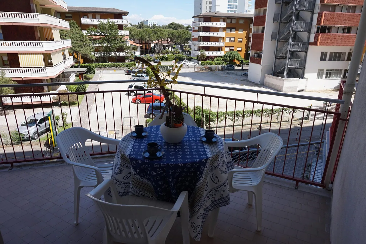 Terrazzo con tavolo apparecchiato e vista sui palazzi di Sabbiadoro