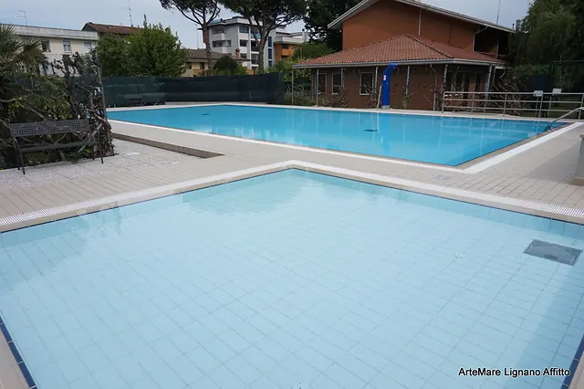 Piscina con vasca per bambini e villette sullo sfondo