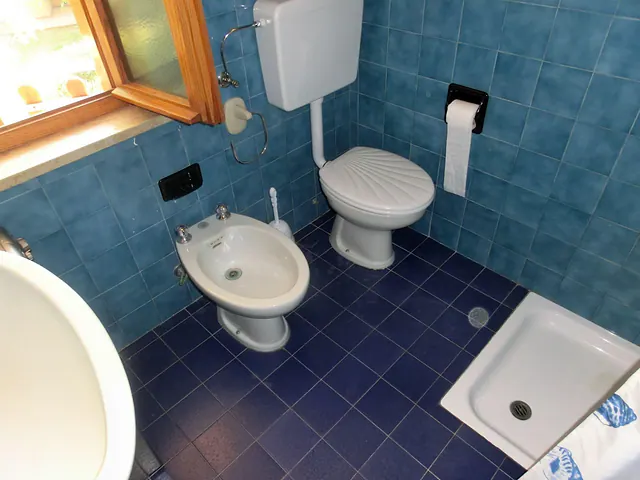 Bagno con piatto doccia e piastrelle blu