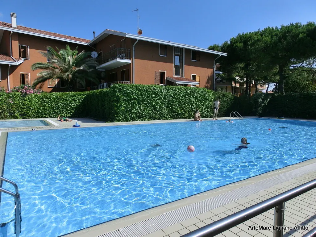 Piscina condominiale con villette sullo sfondo