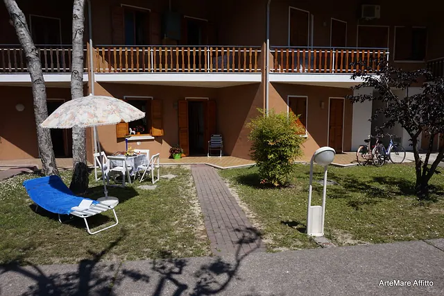 Giardino privato con ombrellone e lettino