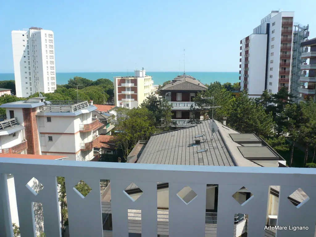 Vista sul mare e sui tetti di Lignano dal balcone