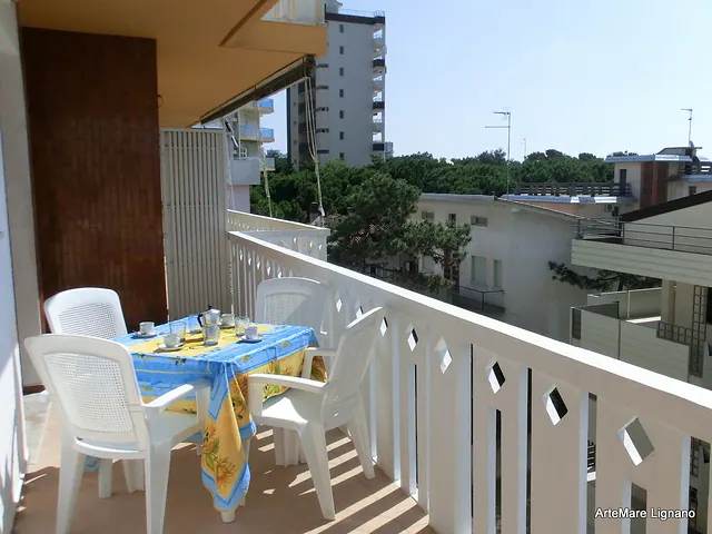 Balcone con tavolo apparecchiato e vista sui palazzi