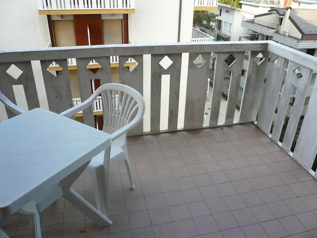 Balcone con tavolo e sedia in plastica