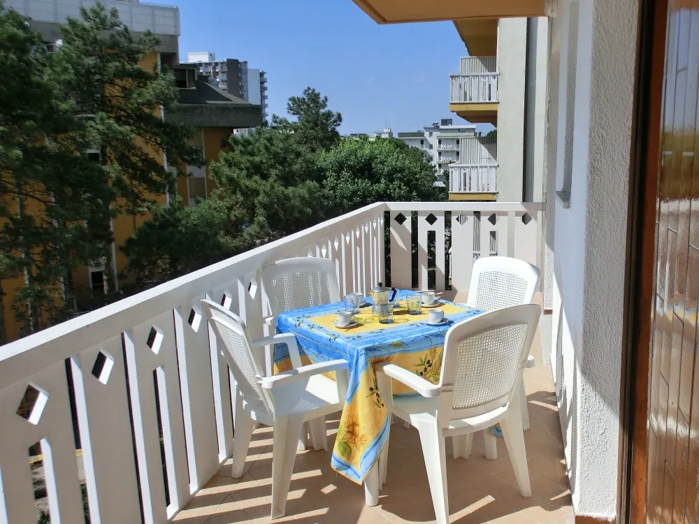 Balcone con tavolo apparecchiato e vista sul verde