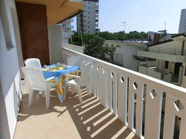 Balcone con tavolo e sedie affacciato sulla via
