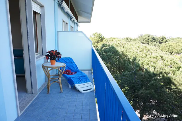 Terrazzo con sdraio e vista sulla pineta