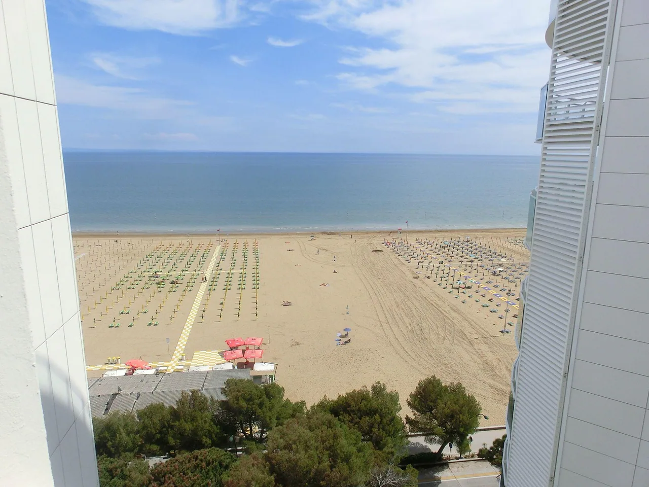 Vista dall'alto sulla spiaggia di Sabbiadoro e sul mare