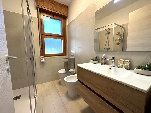 Bagno moderno con doppio lavabo e doccia in vetro