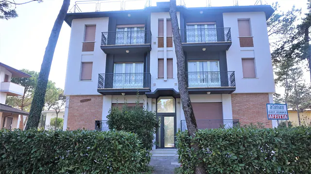 Villa Fiori, facciata con balconi e siepe