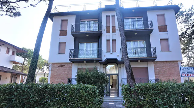 Facciata di Villa Fiori con balconi e pini