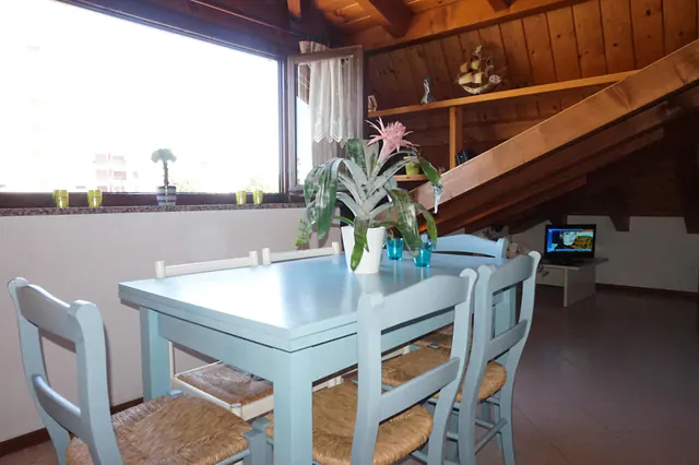 Tavolo azzurro davanti alla finestra con vista