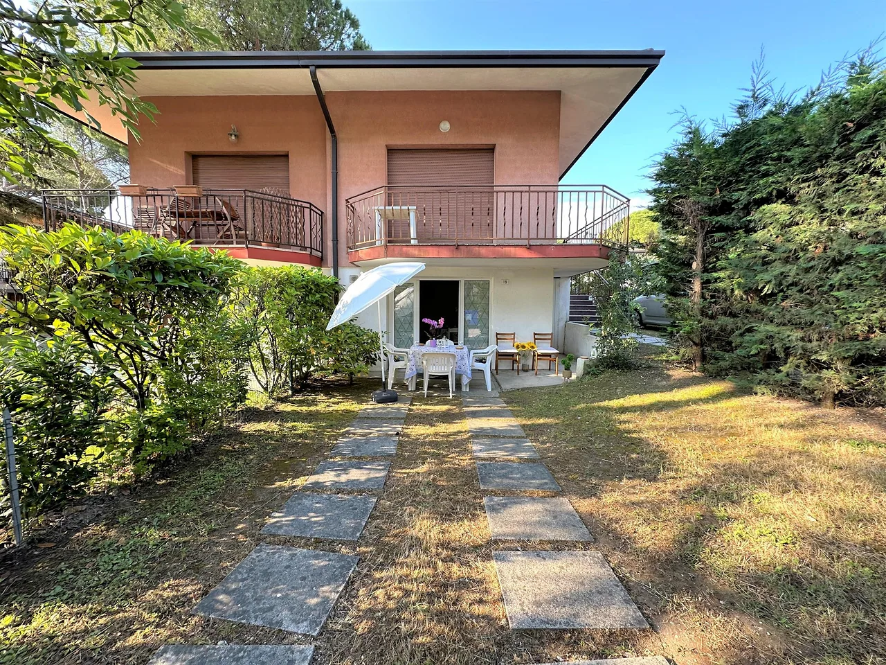 Villetta con balcone e giardino con vialetto lastricato