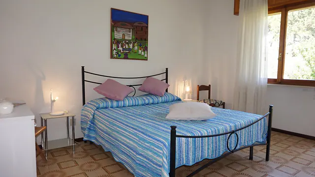 Camera matrimoniale con letto in ferro battuto