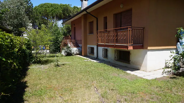 Giardino con prato e villetta sullo sfondo