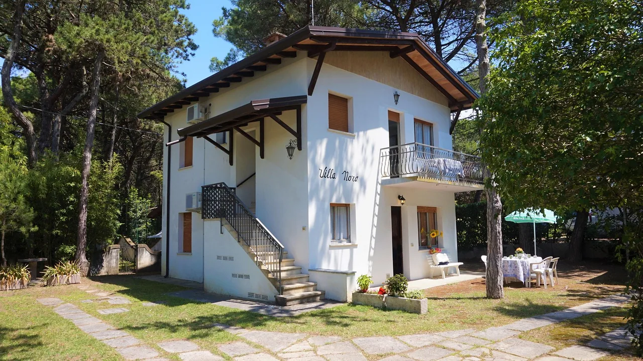 Villa Nora, palazzina bianca tra i pini con giardino e tavolo all'aperto