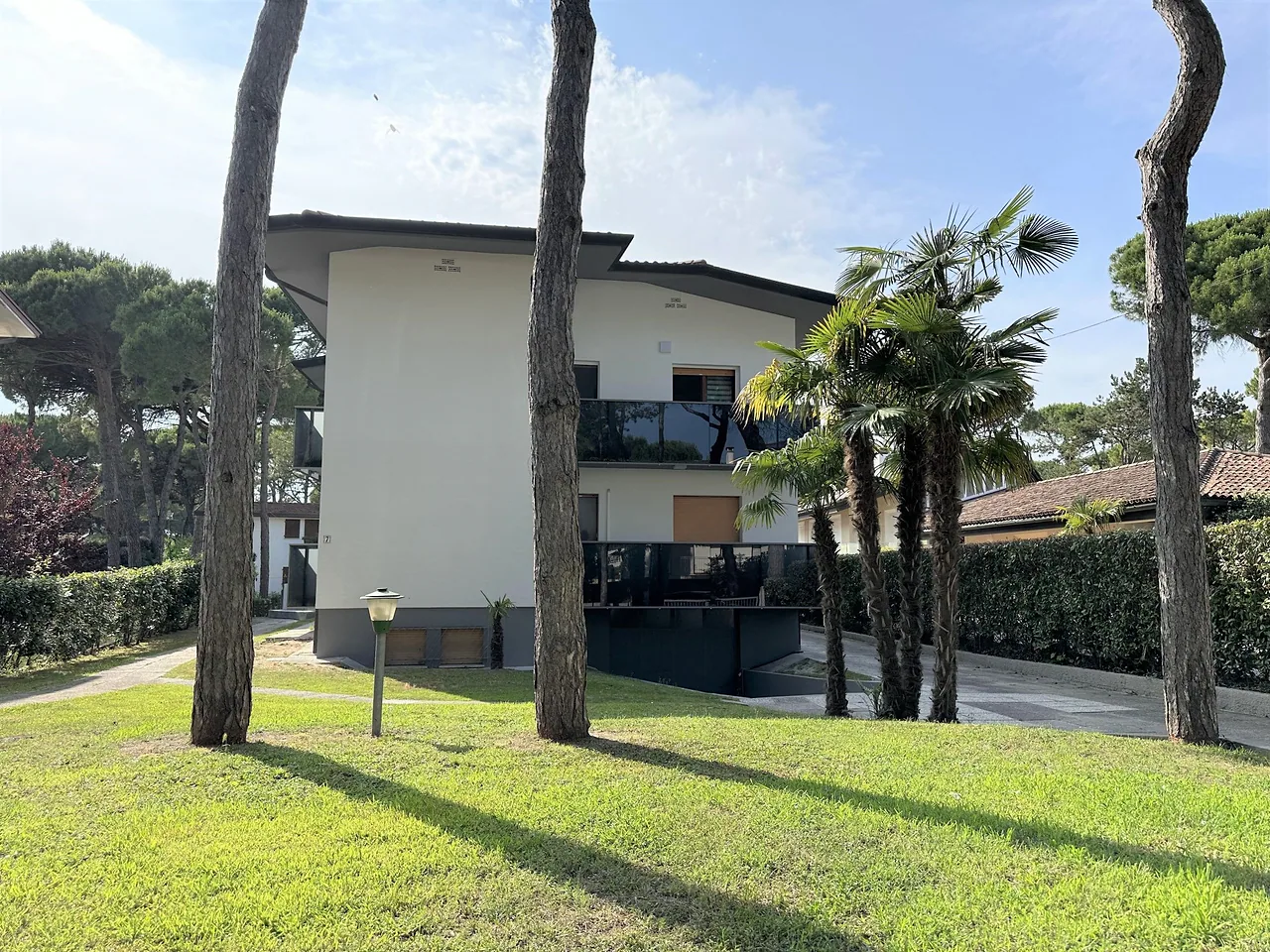Villa Paola tra pini e palme con ampio prato
