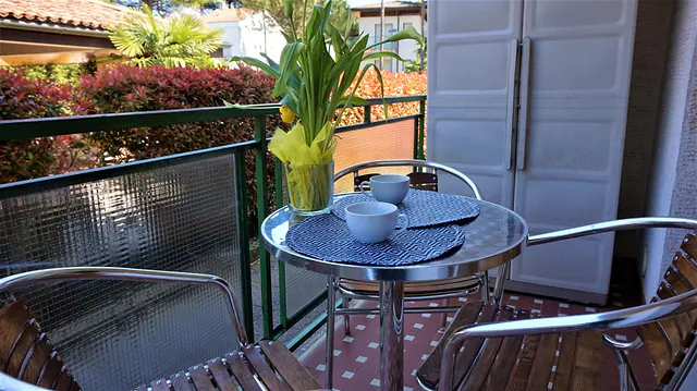 Balcone con tavolino in vetro e sedie