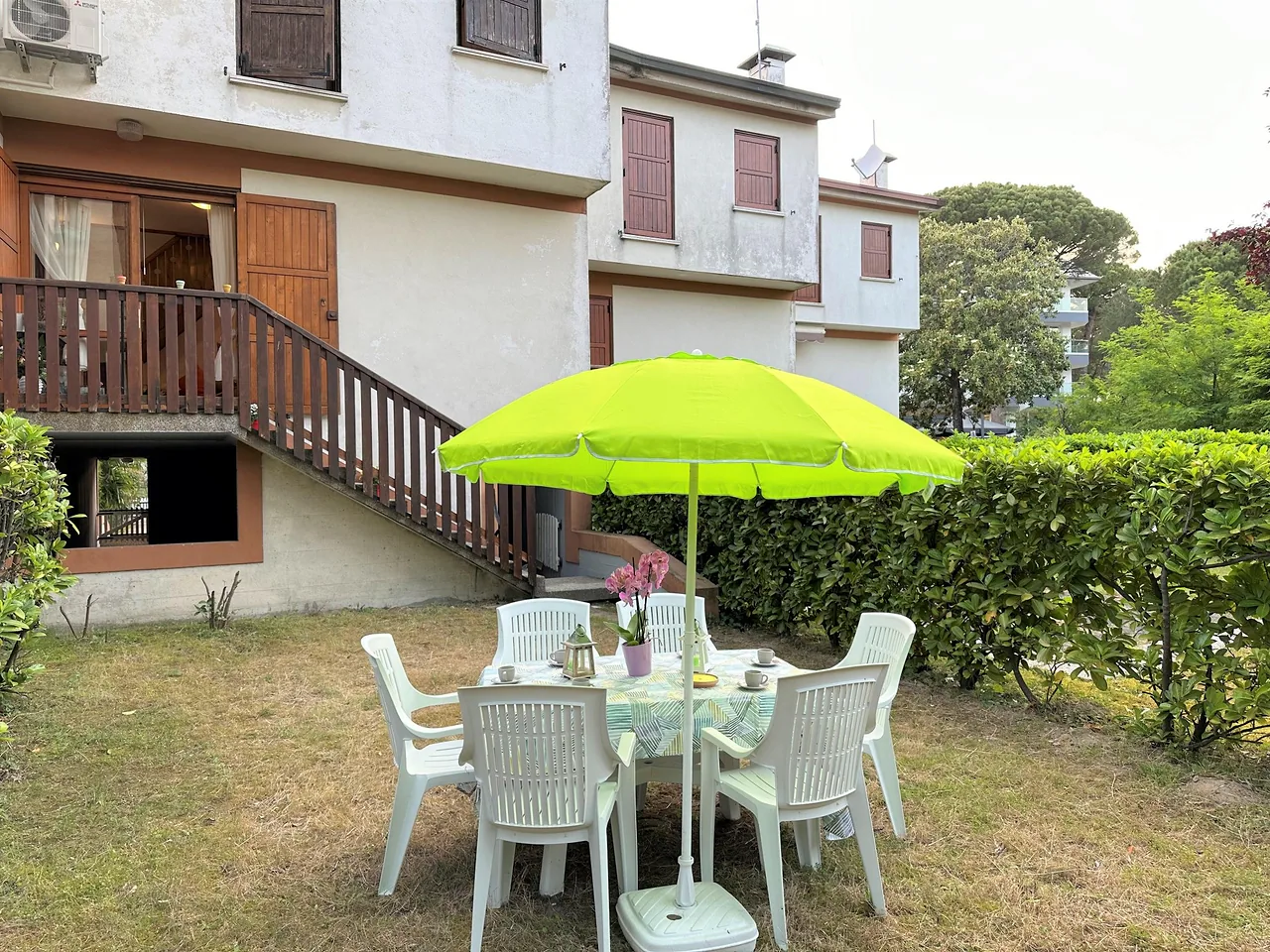 Villa a schiera con scala esterna e giardino con zona pranzo
