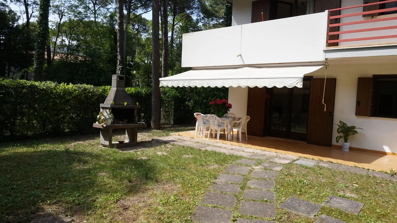 Villa a schiera con giardino recintato, tenda da sole e barbecue
