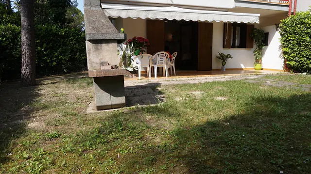 Giardino con barbecue in muratura e portico