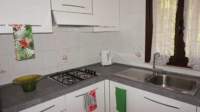 Cucina con piano cottura a gas e finestra