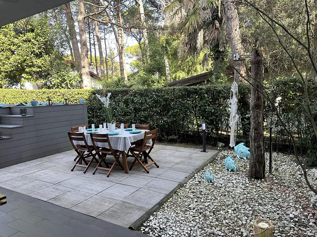 Area pranzo all'aperto apparecchiata nel giardino