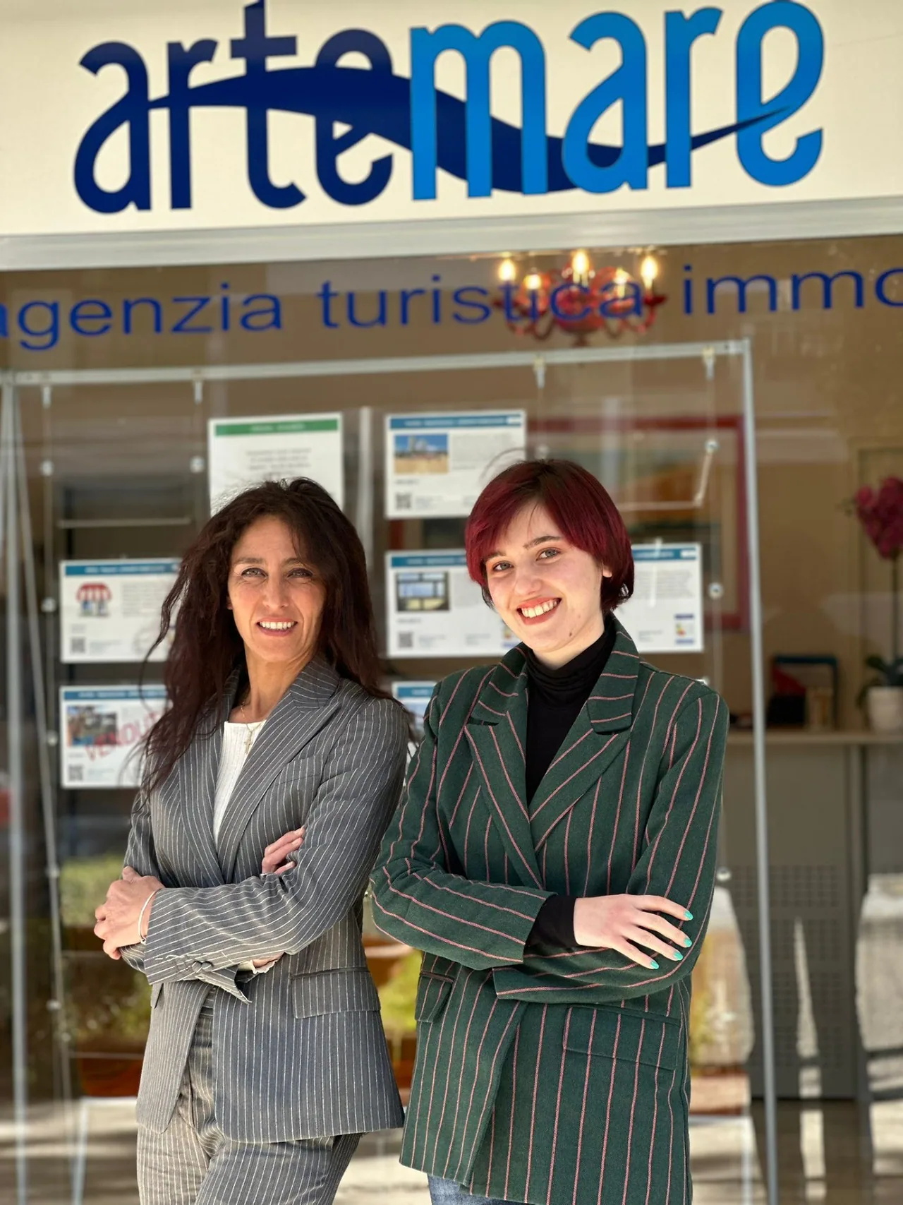 Lo staff di Artemare davanti all'ingresso dell'agenzia